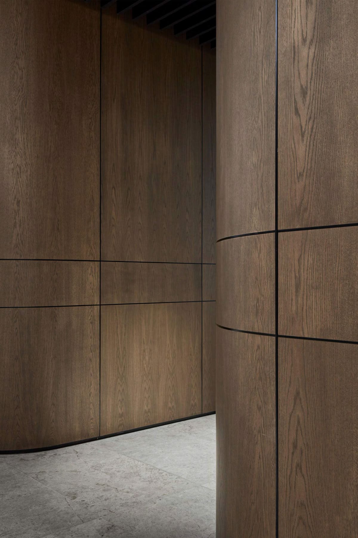 Curved oak wall panelling
